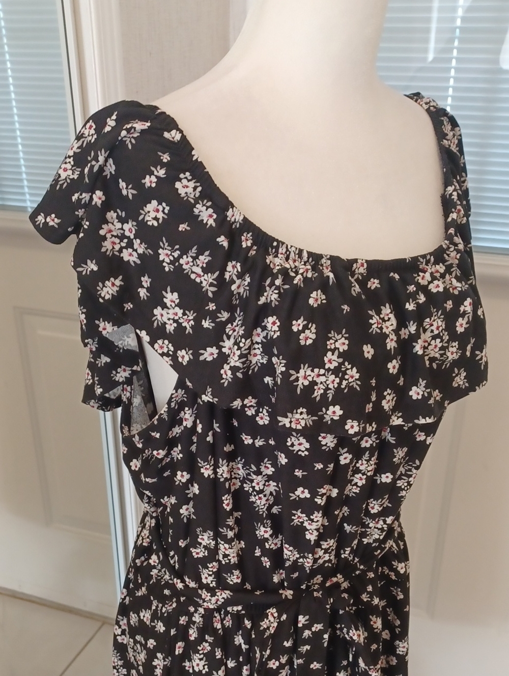 4/$80 Black Floral Ruffle-Sleeve Dress - Size 3X - Picture 2 of 6